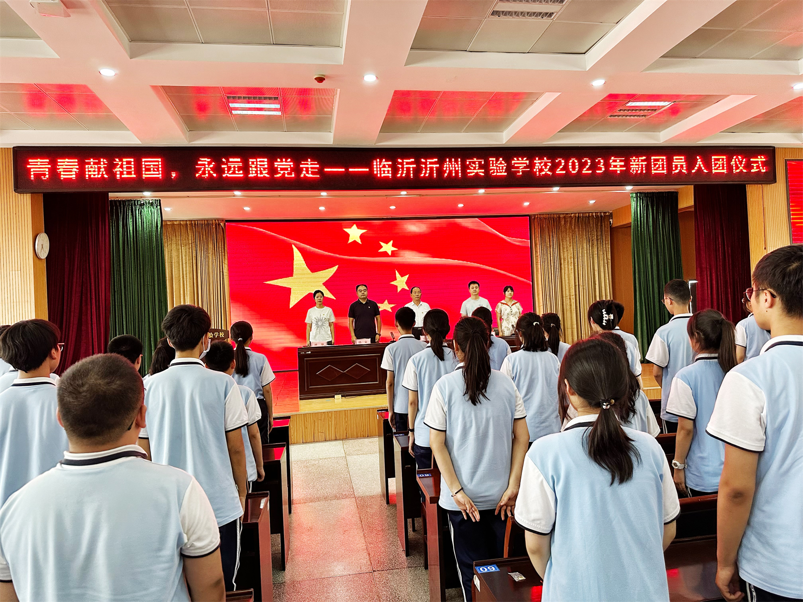 升國(guó)旗唱國(guó)歌.JPG