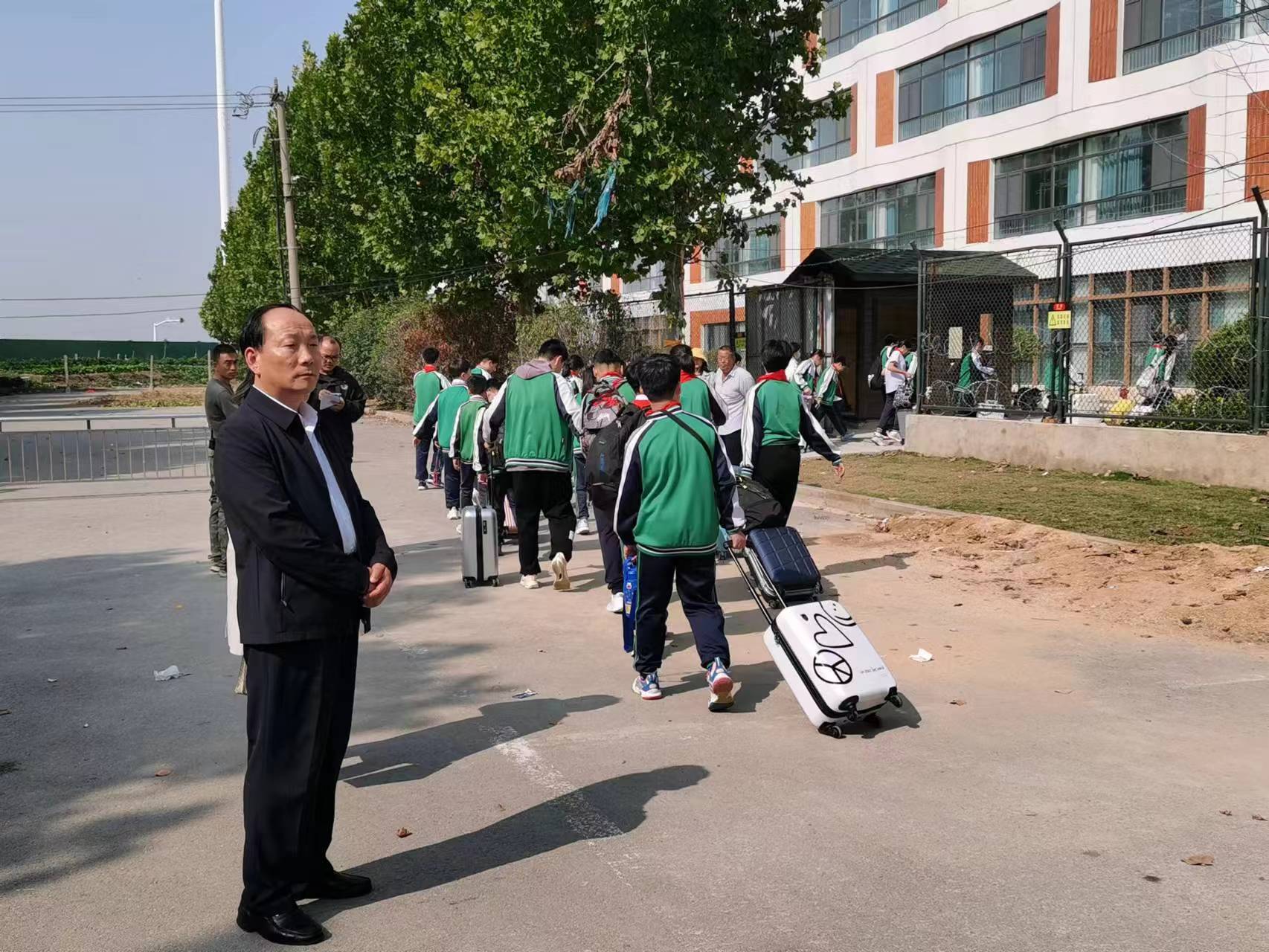 張校長送學生到基地.jpg