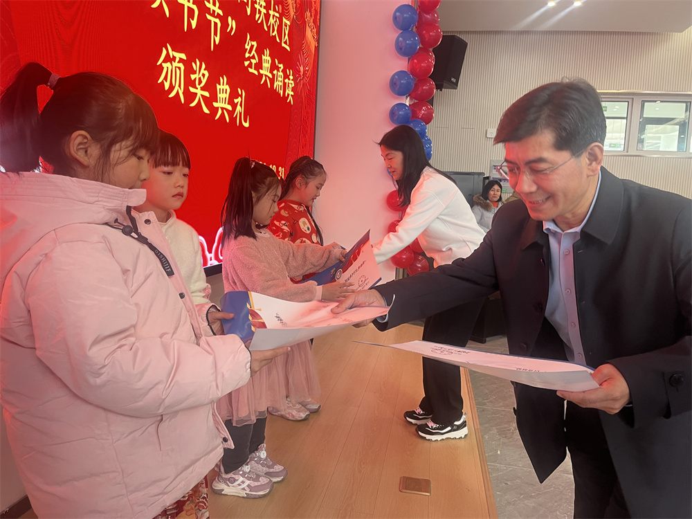 李慶陽(yáng)校長(zhǎng)-高鐵3.jpg